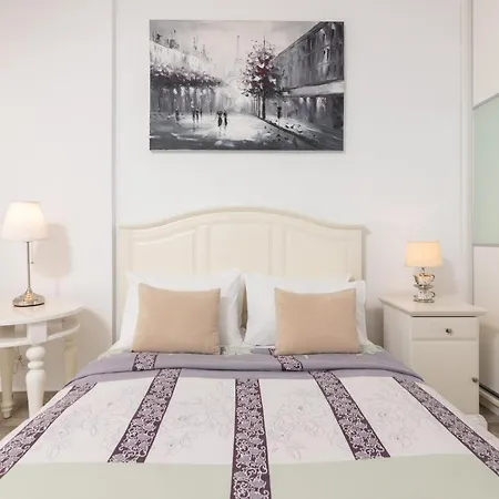 F & B Collection - Flat For 4 Apartment *