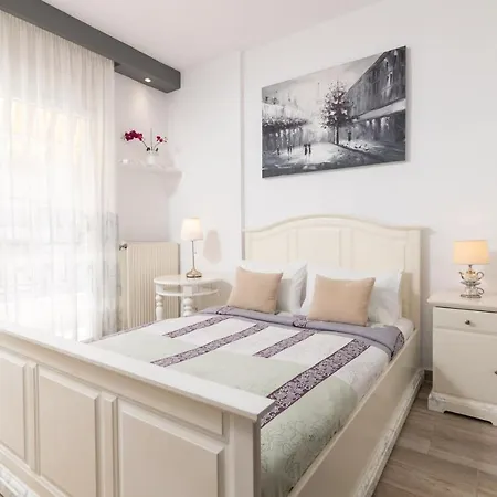 F & B Collection - Flat For 4 Apartment