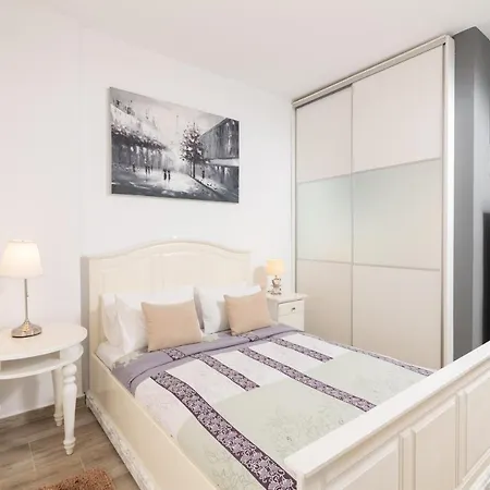 F & B Collection - Flat For 4 Apartment *